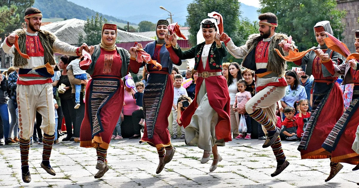 Danseurs arméniens en costumes traditionnels lors d'une fête