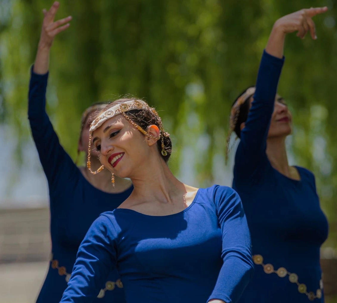 Danseurs aux mains liées formant une ronde