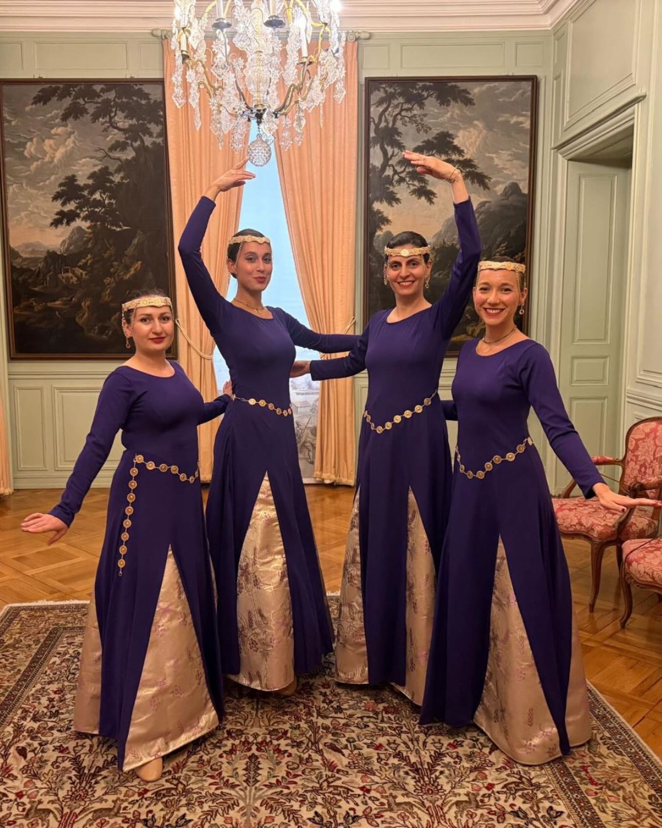 Danse arménienne en cercle, mouvement d'ensemble