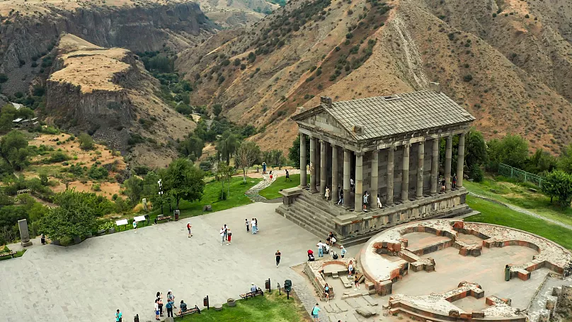 Le temple hellénistique de Garni, surplombant une gorge en Arménie