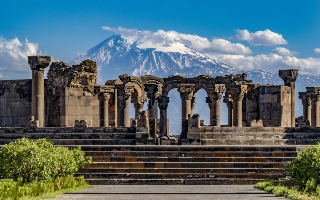Les ruines de la cathédrale de Zvartnots avec le mont Ararat enneigé en arrière-plan, paysage d'Arménie.
