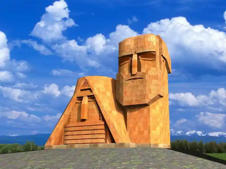 Le monument « Nous sommes nos montagnes », sculpture monumentale en tuf