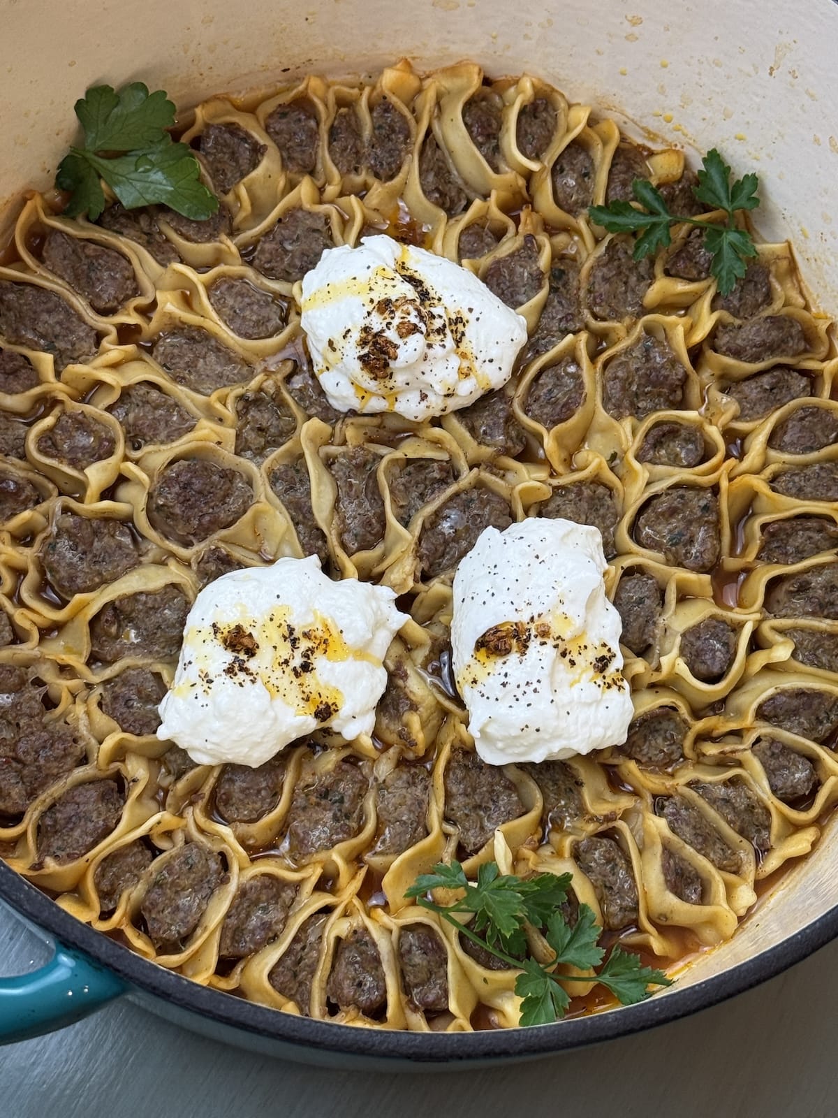 Manti arméniens : petits raviolis nappés de yaourt à l'ail