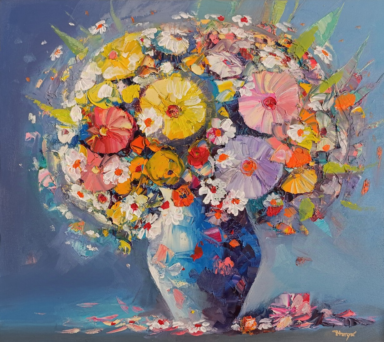 Bouquet foisonnant de marguerites et de fleurs colorées dans un vase bleu, fond gris-bleu au couteau — Hayk Miqayelyan