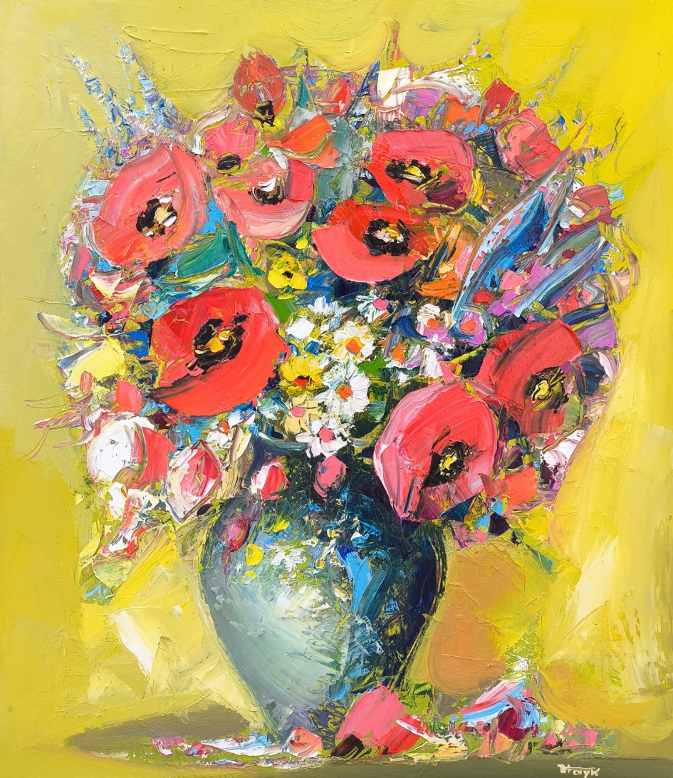 Coquelicots rouges et marguerites dans un vase sombre, fond jaune lumineux au couteau — Hayk Miqayelyan