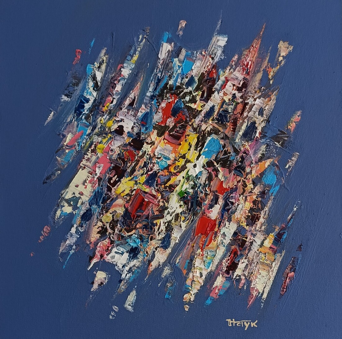 Éclat abstrait de touches multicolores au couteau sur un fond bleu profond — Hayk Miqayelyan