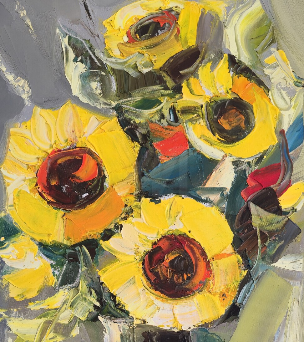 Tournesols jaunes aux cœurs sombres peints au couteau, sur fond gris-bleu — Hayk Miqayelyan