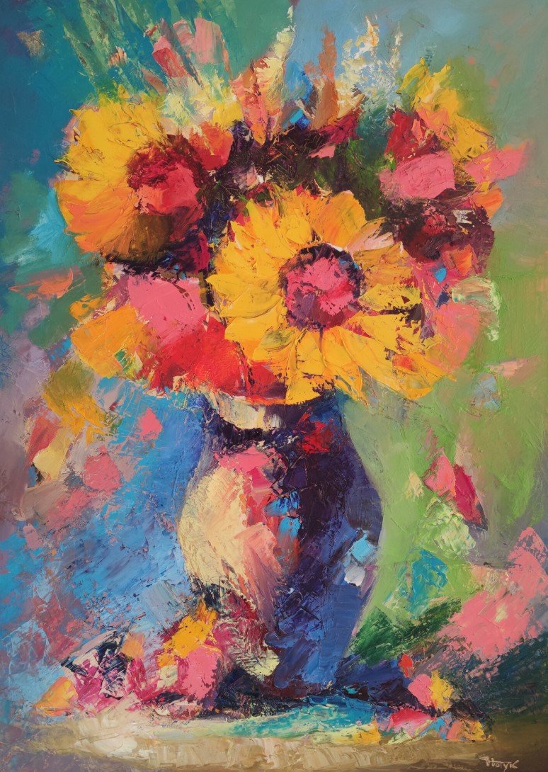 Tournesols et fleurs roses dans un vase bleu, fond vert, empâtements au couteau — Hayk Miqayelyan