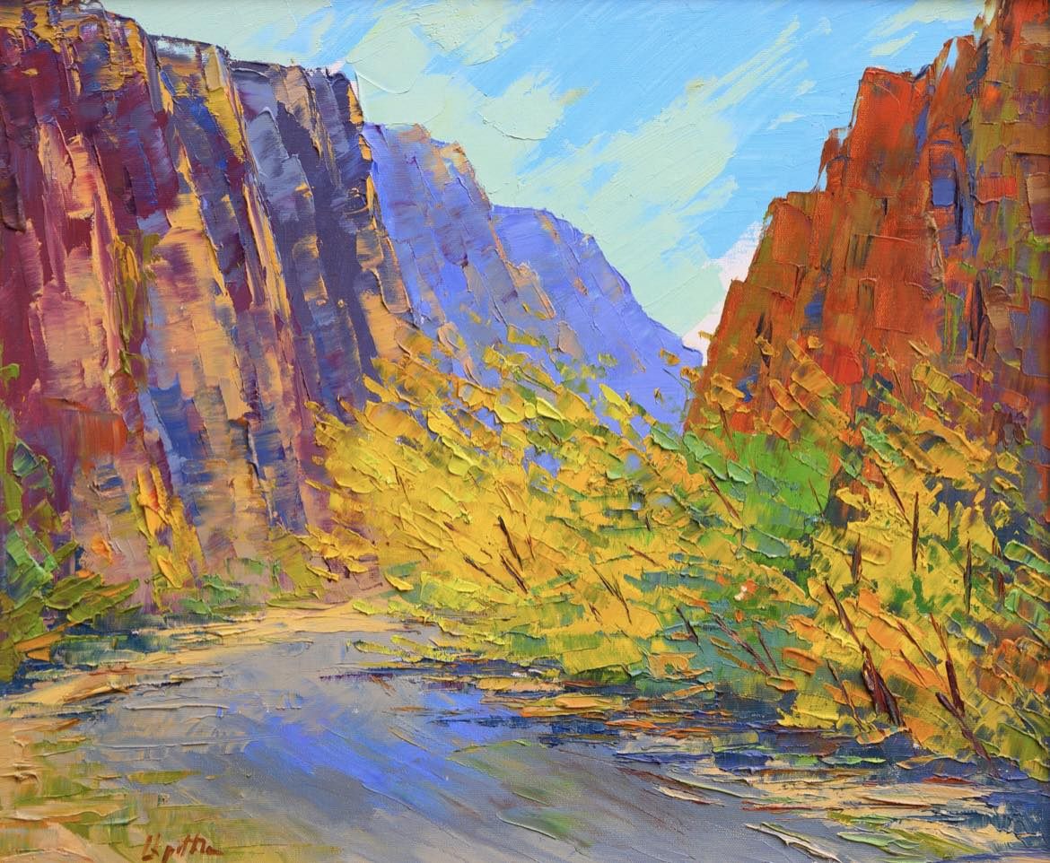 Gorge rocheuse aux parois ocre et rouille, rivière et feuillage d'automne doré — Lorenc