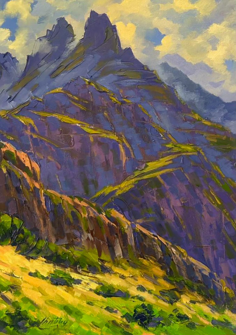 Pic montagneux aux arêtes violettes rehaussées d'or, versant herbeux ensoleillé, empâtements au couteau — Armen Harutyunyan « Lorenc »