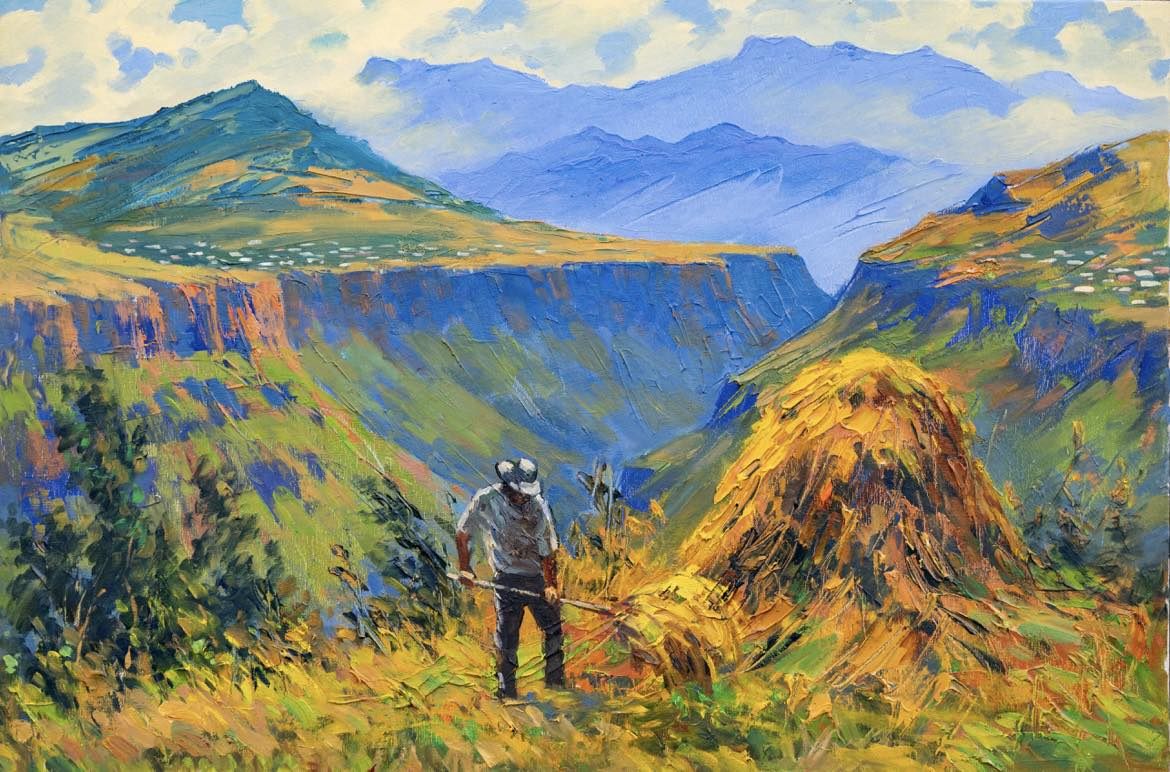 Un faucheur dans une gorge de montagne, meule d'herbe sèche et sommets bleus au loin — Lorenc