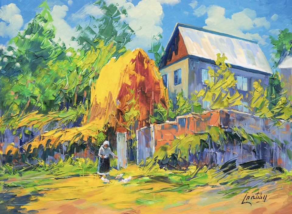 Meule de foin dorée près d'une maison de village, arbres verts et ciel nuageux — Lorenc