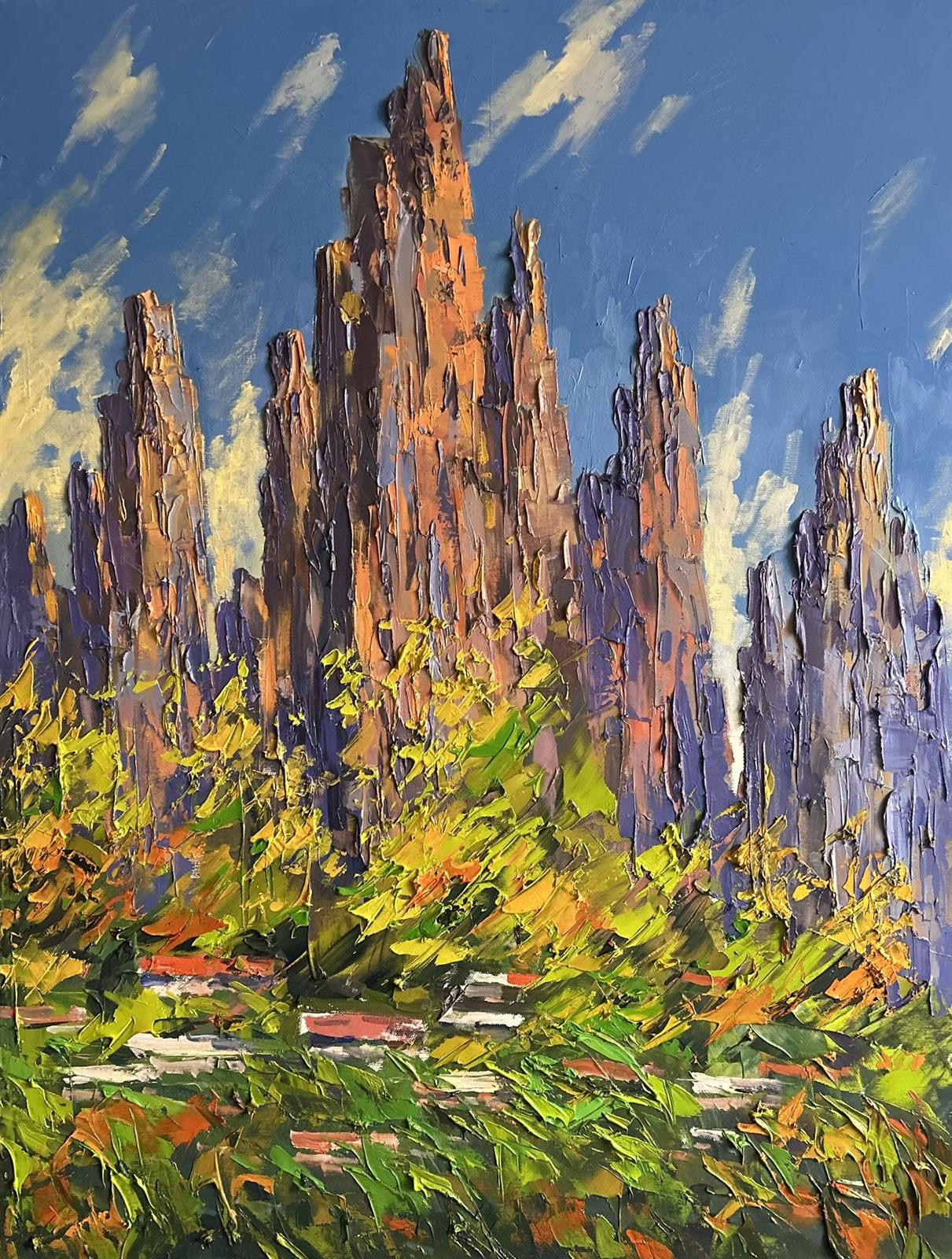 Hautes aiguilles de roche dorées sous un ciel bleu, végétation verte au premier plan, empâtements au couteau — Lorenc