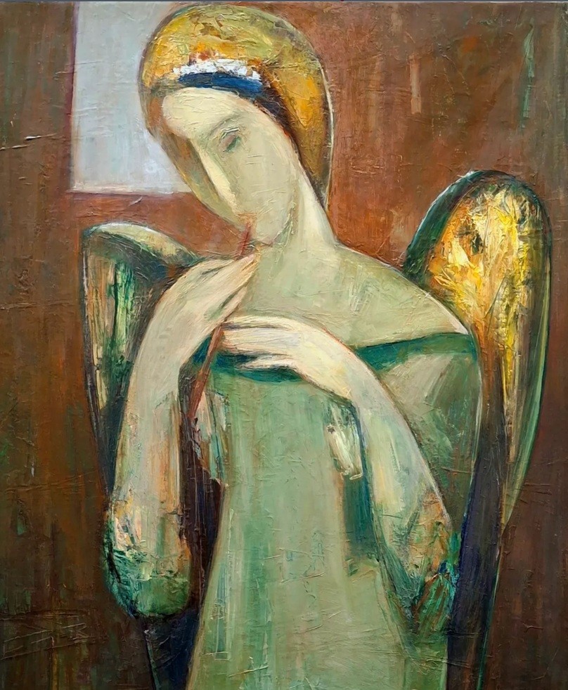 Ange aux ailes vertes et dorées, longue robe pâle, fond brun chaud — Matevos Sargsyan