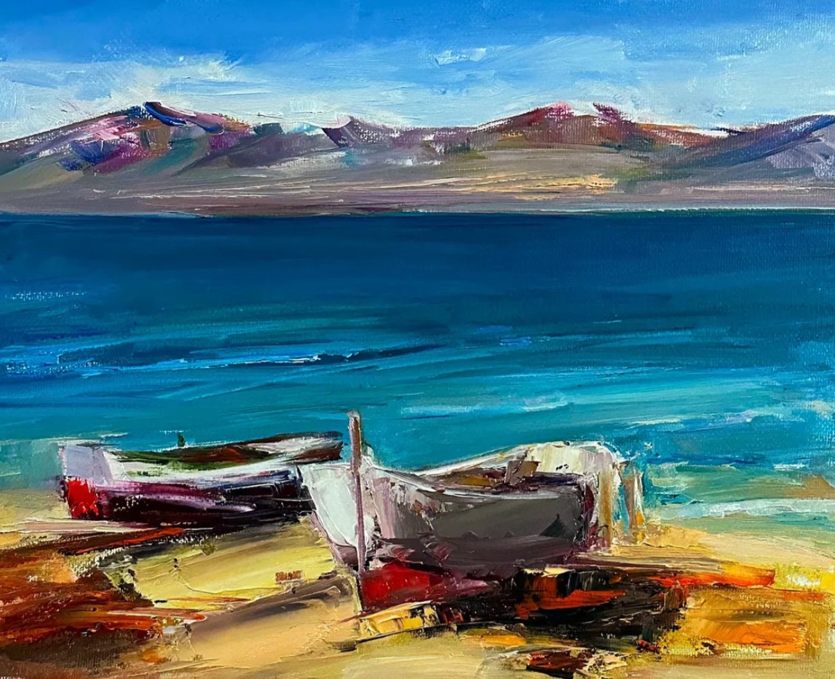Barques échouées sur une grève dorée devant une mer bleue et des montagnes — Matevos Sargsyan