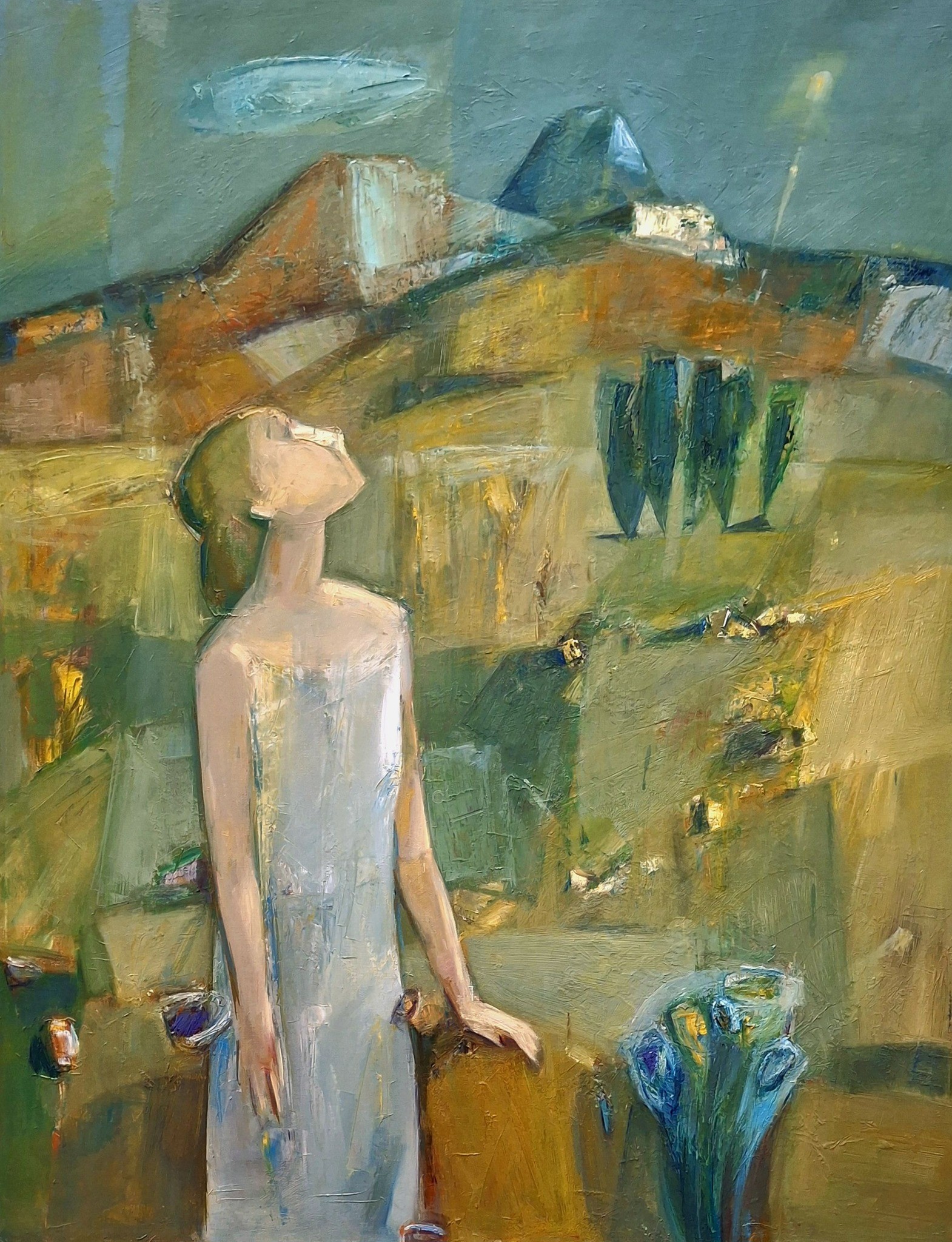 Figure féminine debout devant des collines ocre et des cyprès, ciel vert-de-gris — Matevos Sargsyan