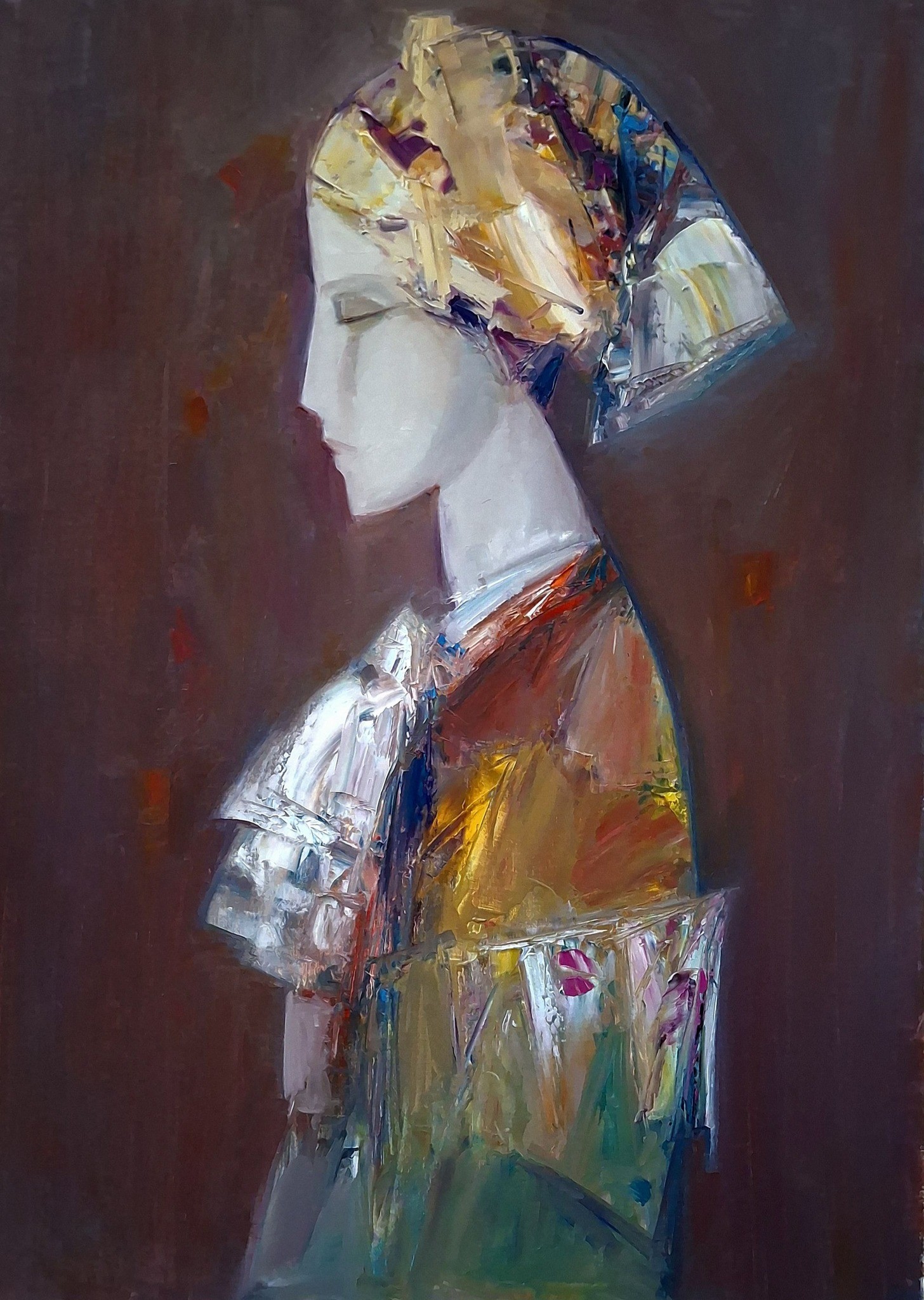 Profil d'une femme au long cou, coiffe et drapé d'or au couteau, sur fond brun profond — Matevos Sargsyan