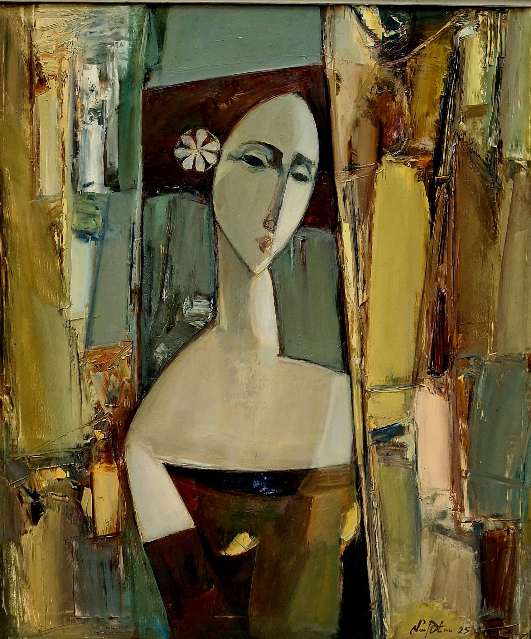 Femme assise aux épaules dénudées, plante en pot, intérieur vert lumineux — Matevos Sargsyan