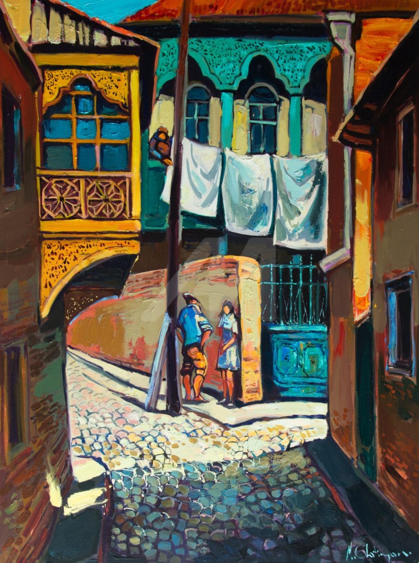 Ruelle pavée entre de hautes maisons à balcons, un couple qui se rencontre, linge au vent, tons chauds — Mher Chatinyan