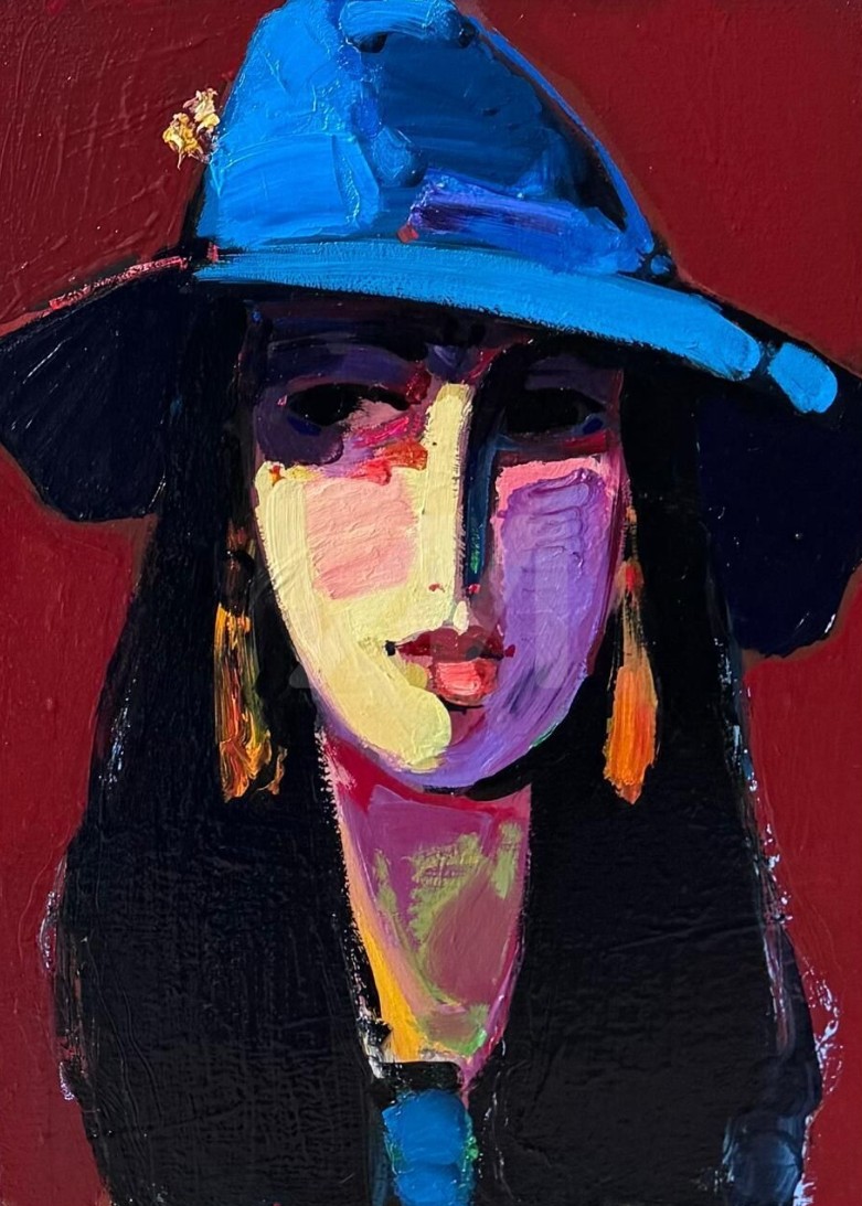 Jeune fille au chapeau bleu, longs cheveux noirs, visage expressif, sur fond rouge sombre — Mher Chatinyan