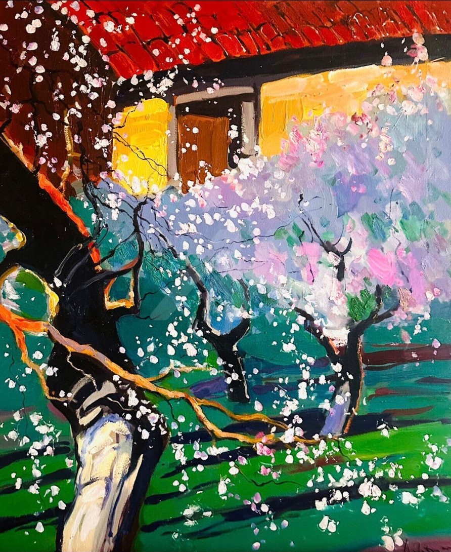 Arbre en fleurs blanches et roses devant une maison au toit rouge, herbe verte — Mher Chatinyan