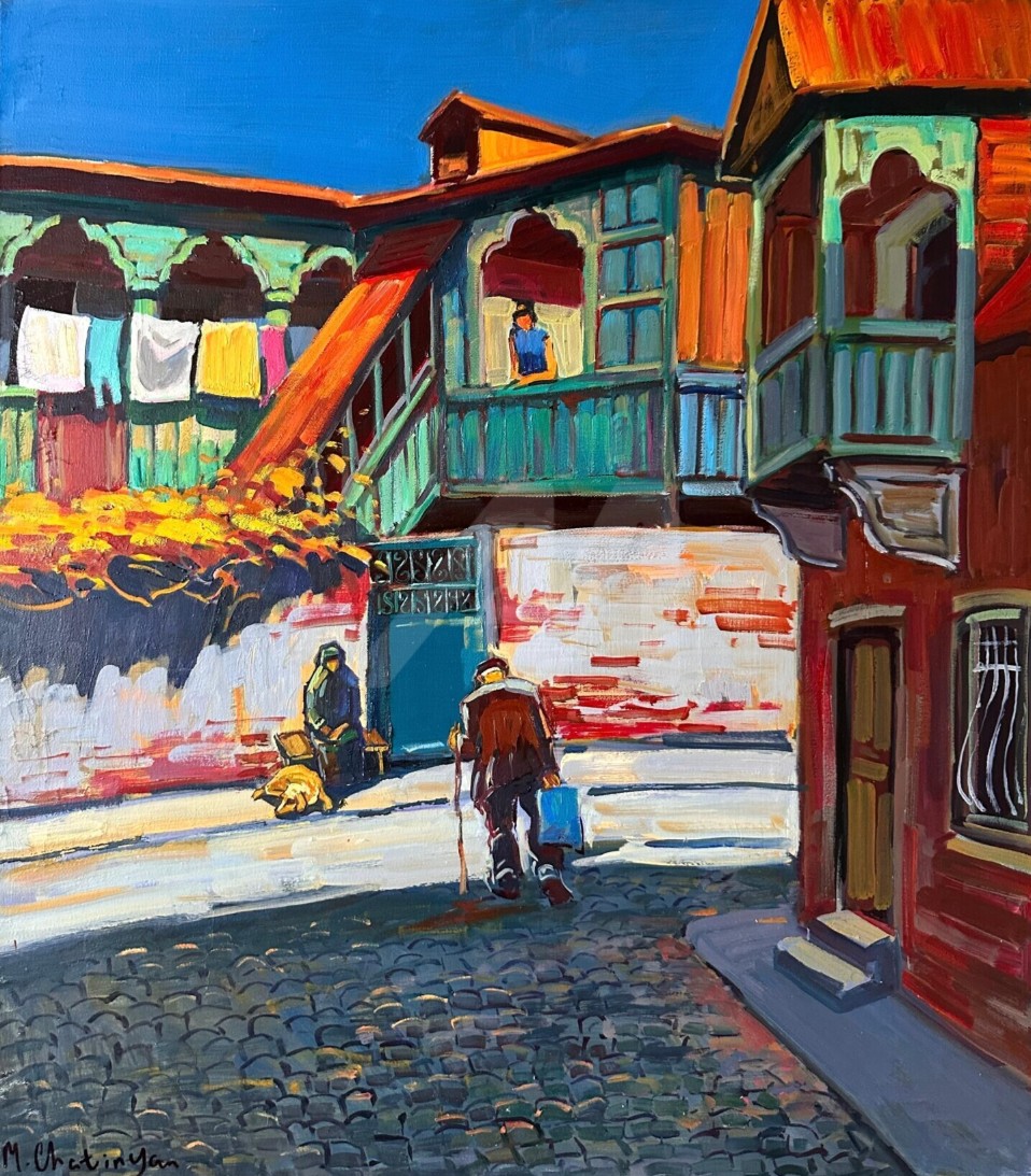 Cour ensoleillée d'une vieille ville, balcons de bois, linge étendu, pavés et passants — Mher Chatinyan