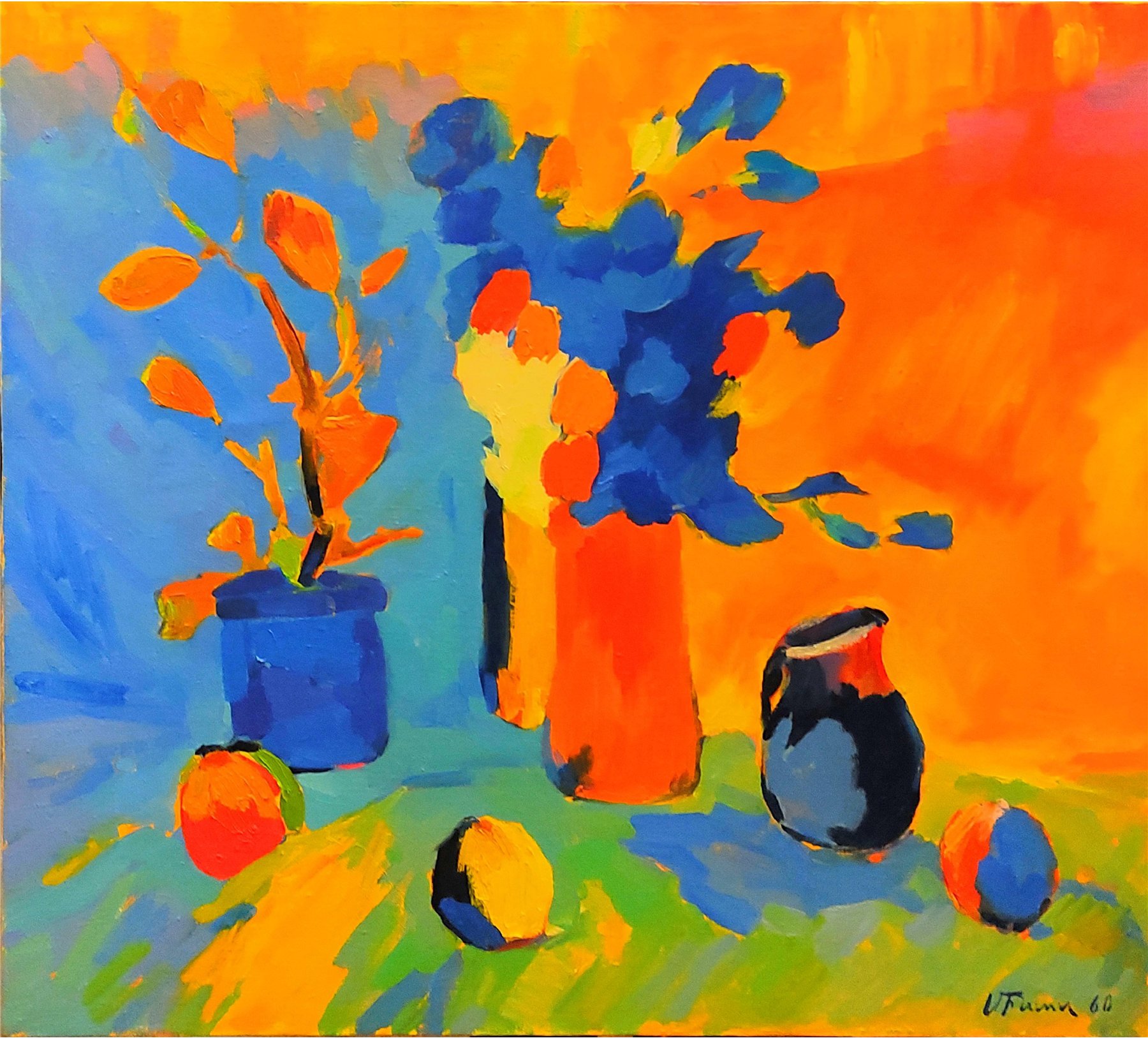 Nature morte fauve : pot bleu, vases et bouquets en orange et bleu vifs sur fond flamboyant — Minas Avetisyan