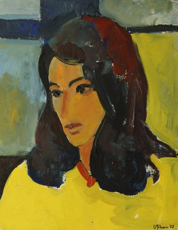 Portrait d'une jeune femme brune en corsage jaune, collier rouge, fond gris et jaune — Minas Avetisyan, 1972