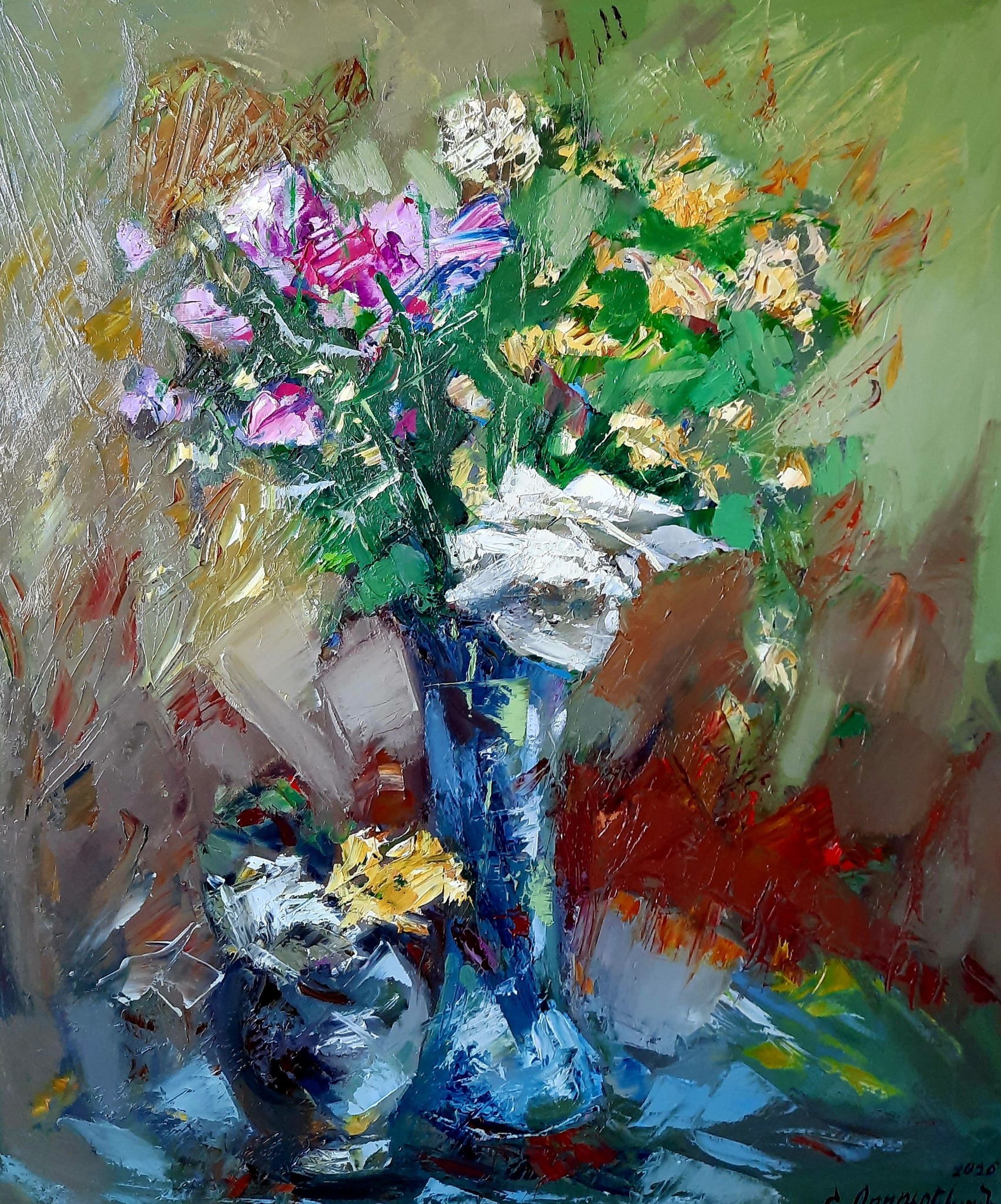 Bouquet champêtre dans un haut vase bleu, roses et fleurs jaunes, fond vert, empâtements au couteau — Shahen Ordubekyan