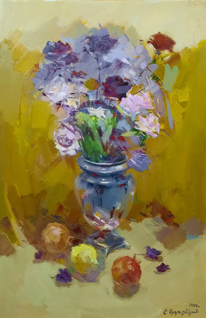 Lilas mauve dans un vase ouvragé, fruits posés sur la table, fond ocre doré — Shahen Ordubekyan