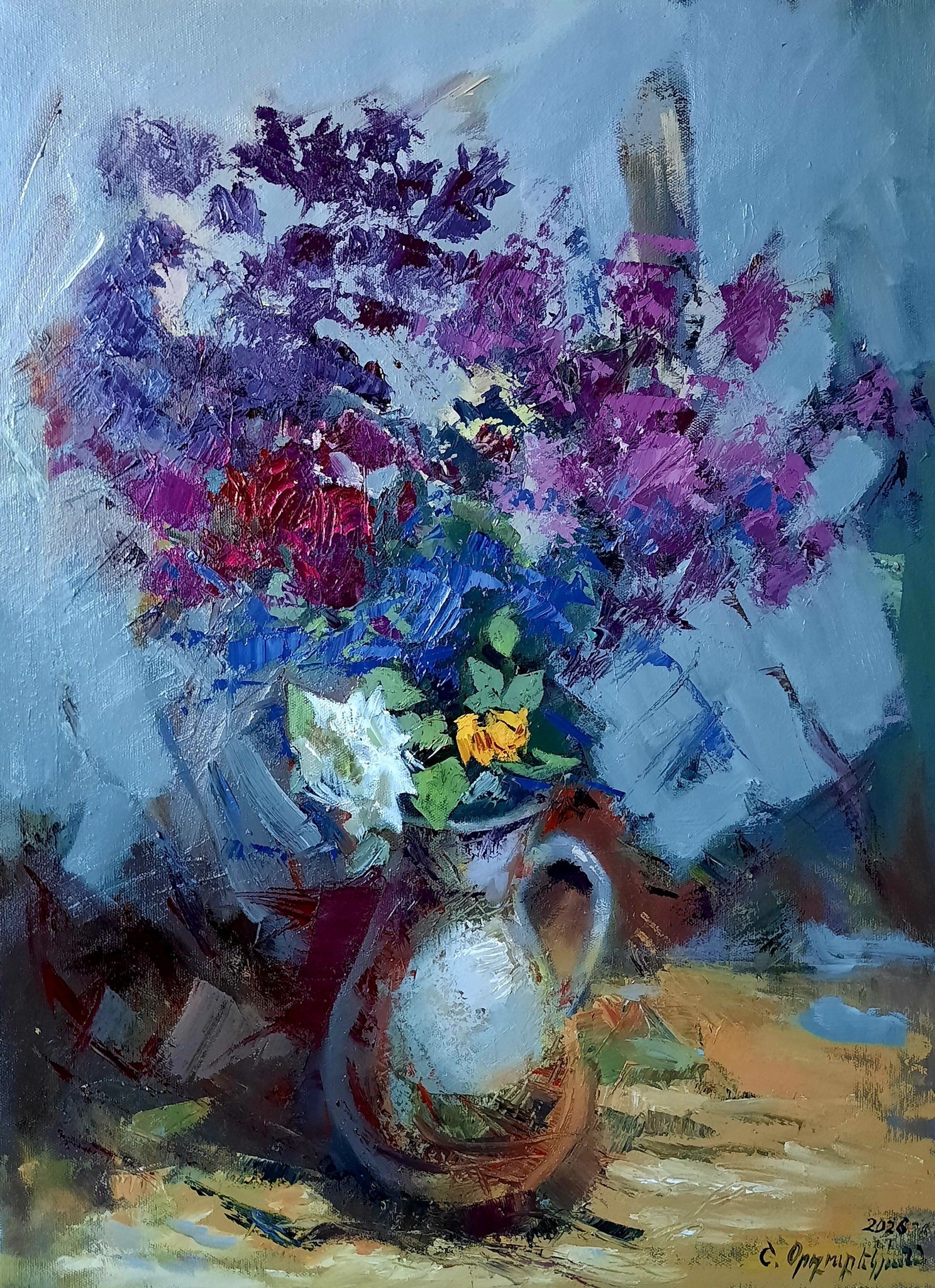 Gerbe de lilas violet dans un pichet de terre cuite, fond gris-bleu lumineux — Shahen Ordubekyan