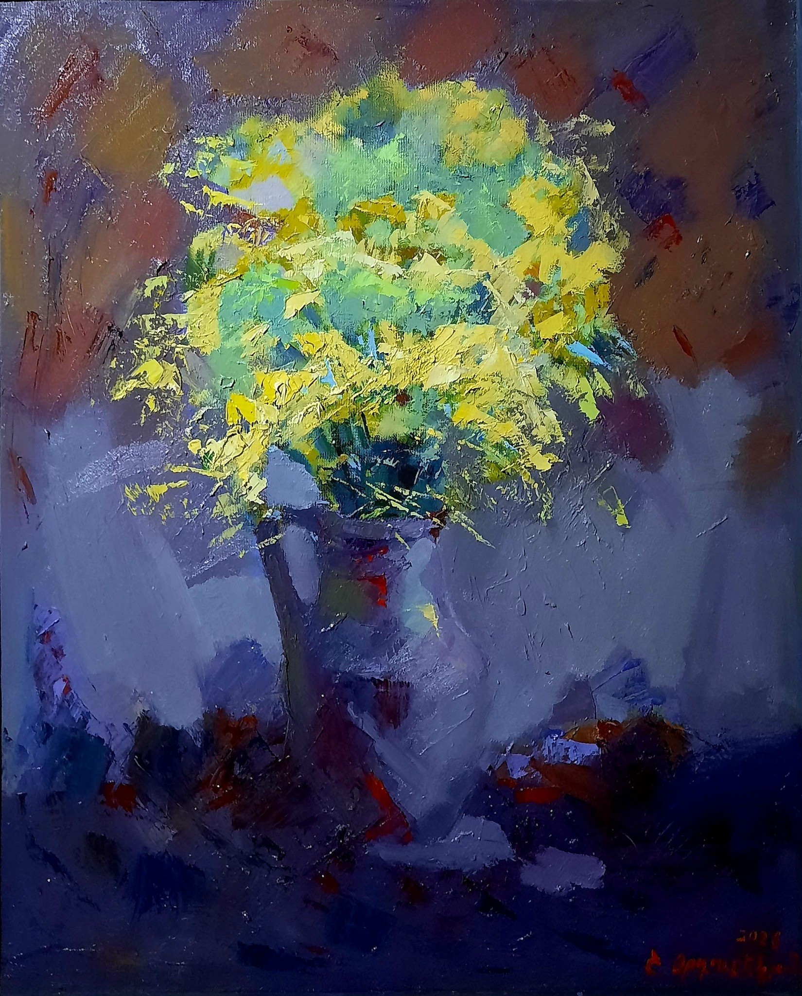 Bouquet de mimosa jaune éclatant dans un vase clair, fond bleu-violet sombre, empâtements au couteau — Shahen Ordubekyan