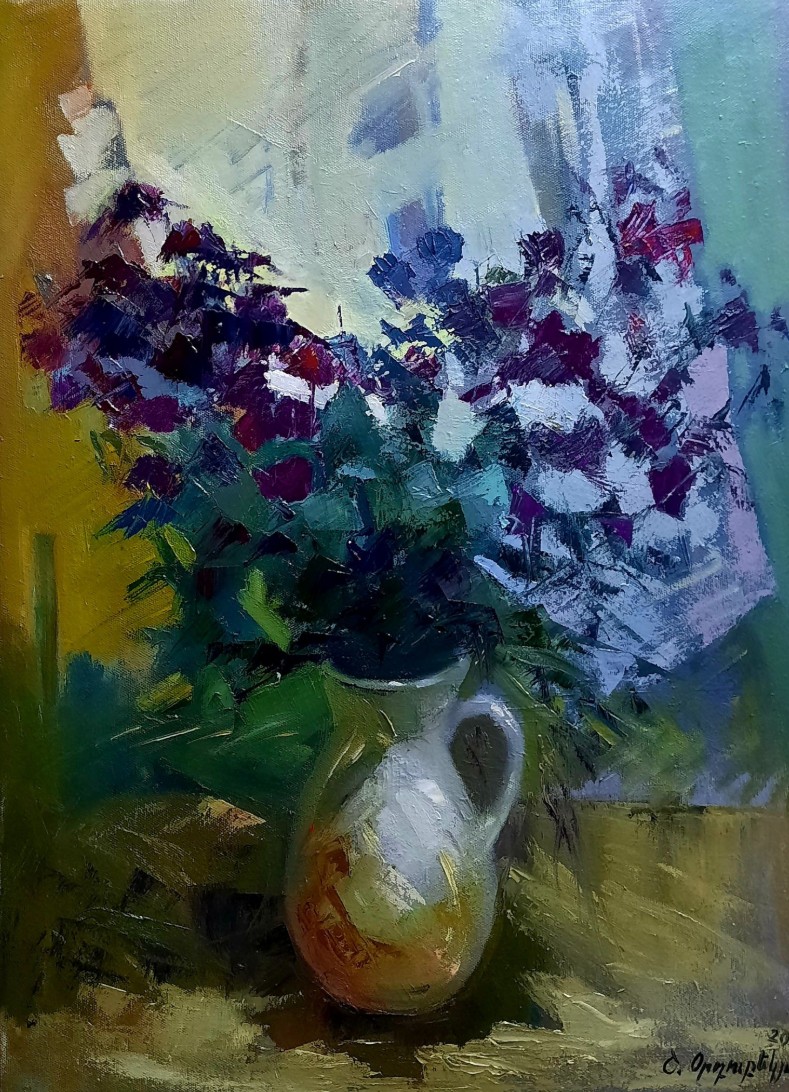 Gerbe de fleurs violettes et bleues dans un pichet blanc, fond jaune et bleu lumineux — Shahen Ordubekyan