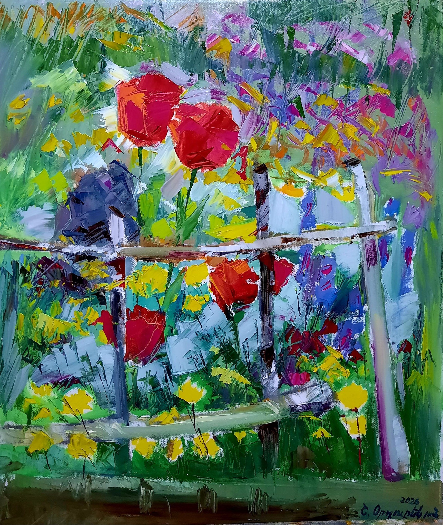 Tulipes rouges et fleurs des champs devant une clôture de bois, jardin multicolore — Shahen Ordubekyan