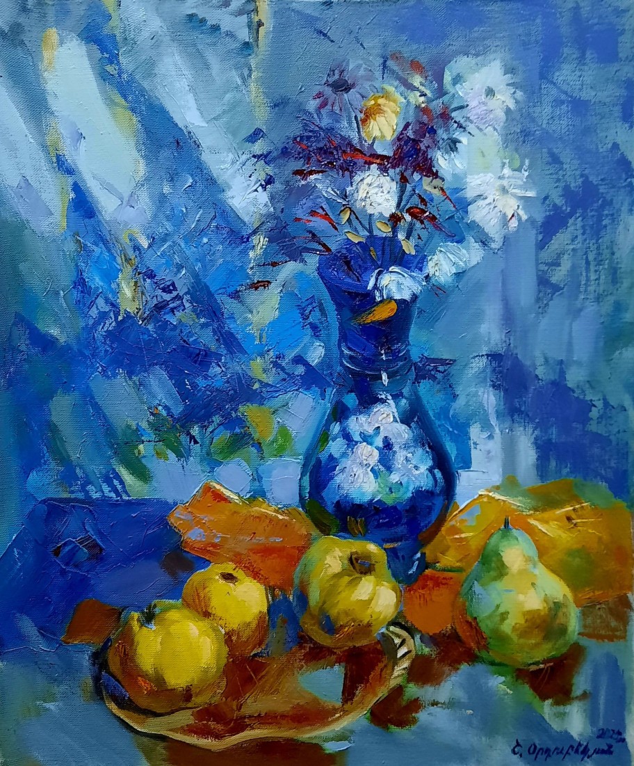 Vase bleu fleuri et fruits — pommes et poire — dans une harmonie de bleus profonds — Shahen Ordubekyan